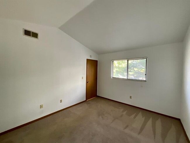 Building Photo - 165 Eagle Ridge