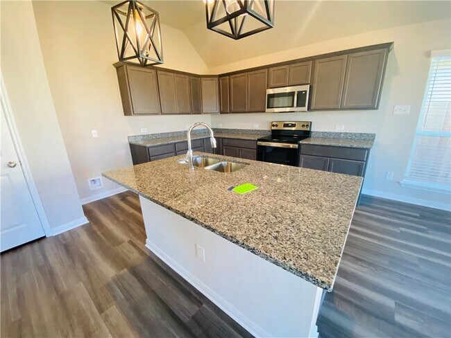 Building Photo - 721 Hollyhock Dr