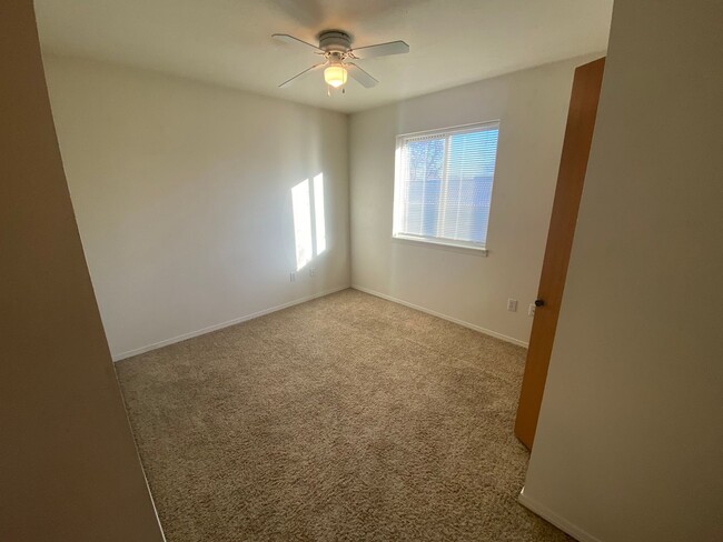 Building Photo - Don't miss this 4 Bedroom 1 1/2 Bath Northside Condo