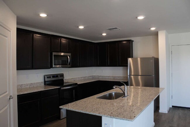 Building Photo - "Spacious 4-Bedroom with 2.5 Baths availab...