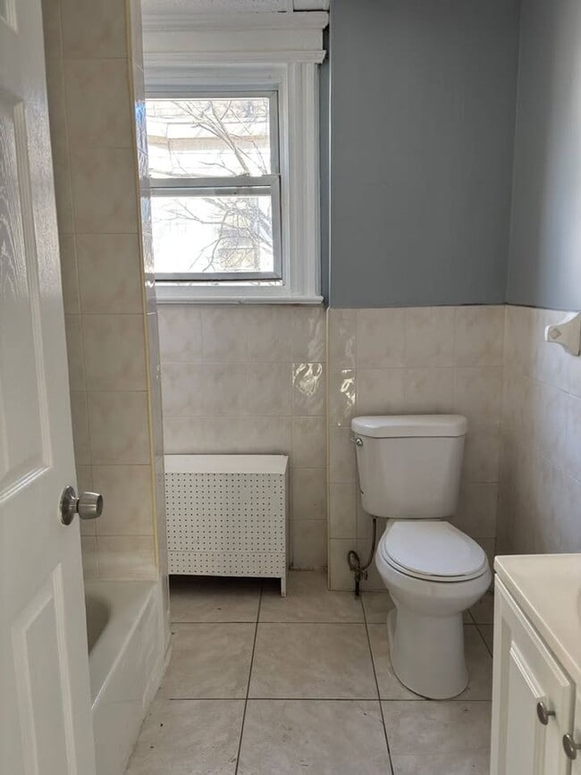 Building Photo - 22 Chelsea Ave