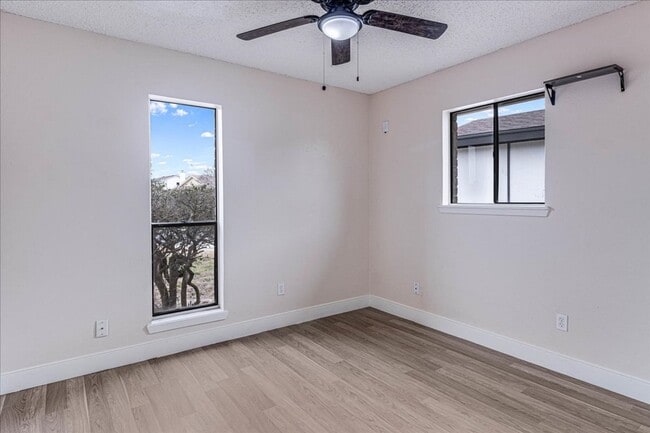 Building Photo - 985 Crossbill St