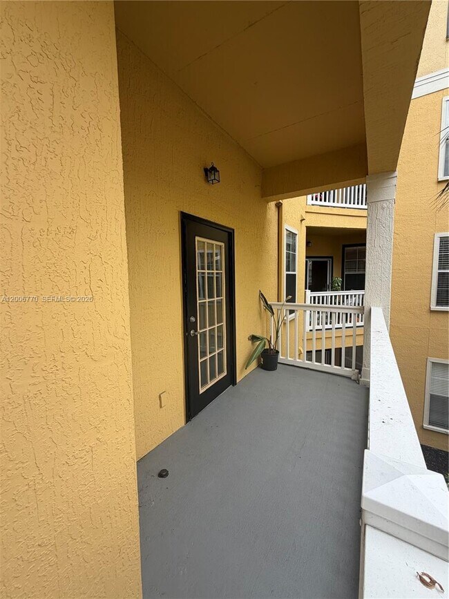 Building Photo - 860 N Orange Ave