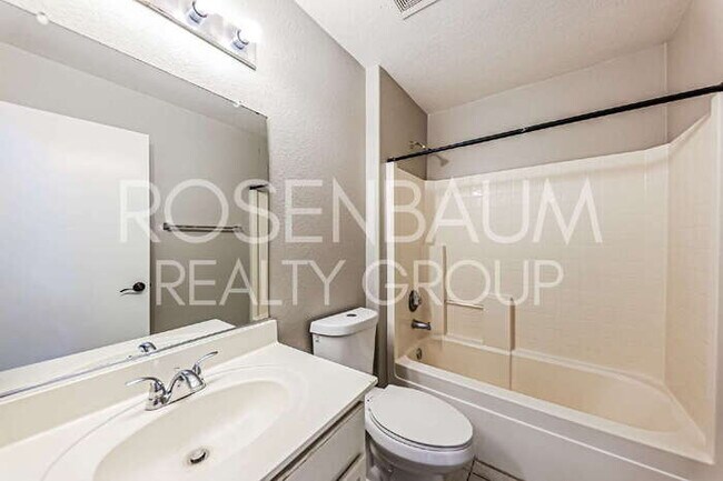 Building Photo - Gorgeous 3-bedrooms, 2-baths home located ...