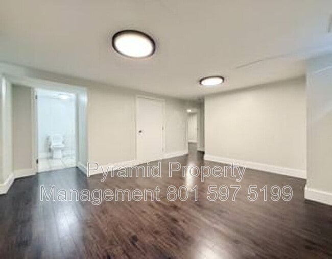 Building Photo - 652 E Roosevelt Ave