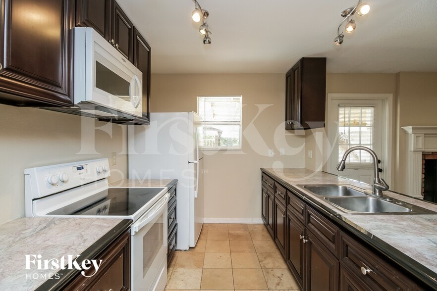 Building Photo - 813 E Todd Dr