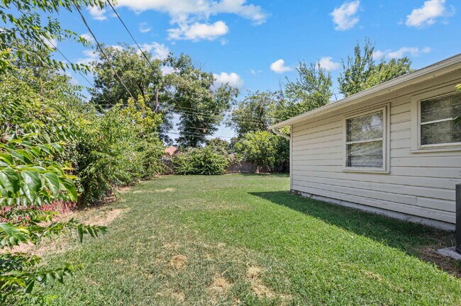 Building Photo - Spacious 4 Bedroom Home with Expansive Living Areas in a Convenient Location
