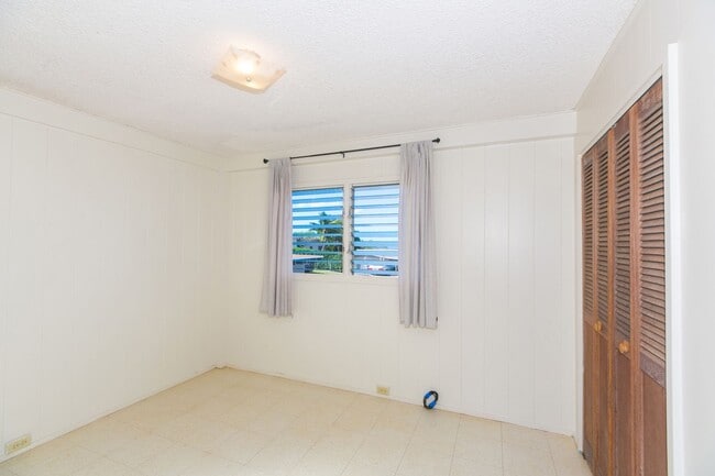 Building Photo - Amazing views, spacious floorplan, bonus f...