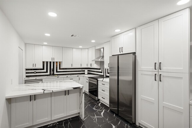 Building Photo - 2101 Fountain View Dr