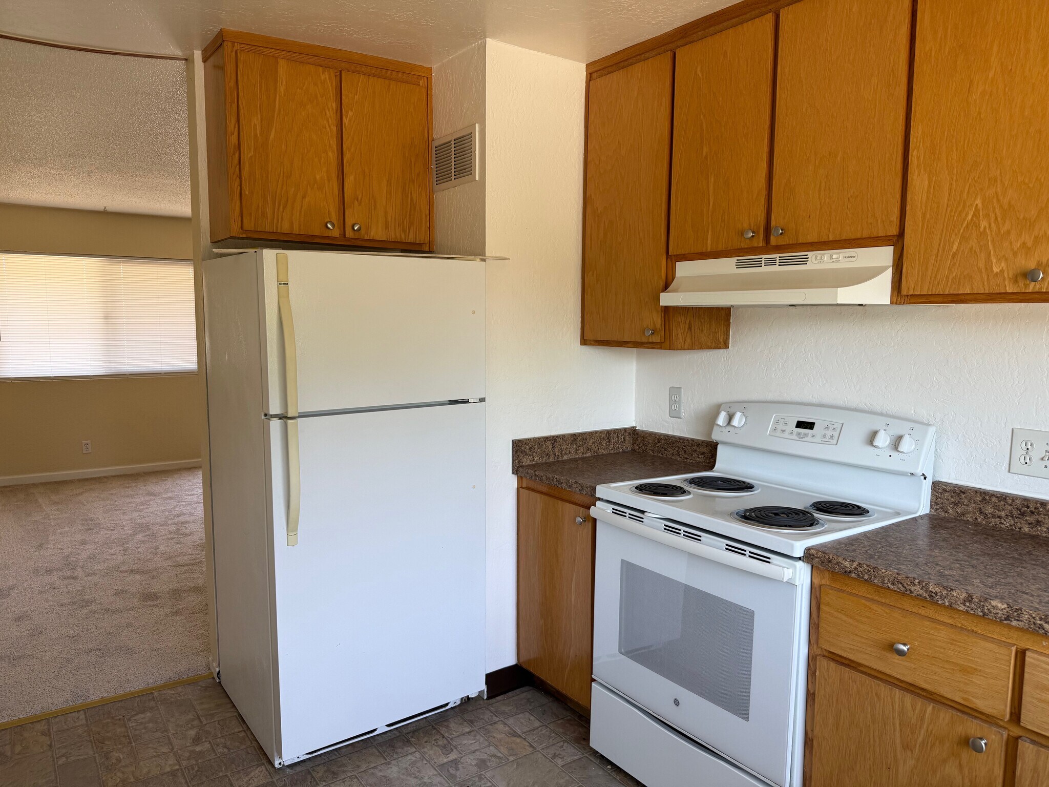 Kitchen - 6119 Montecito Blvd