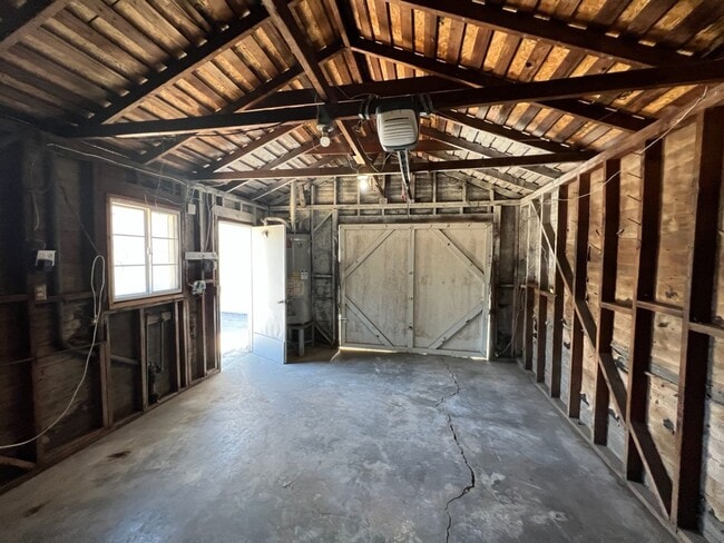 Building Photo - La Loma charmer!