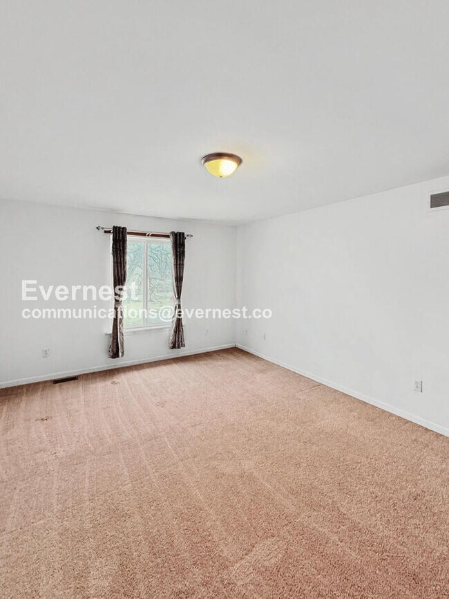 Building Photo - Spacious 3 Bed, 2.5 Bath Home with Fenced Yard and Attached Garage