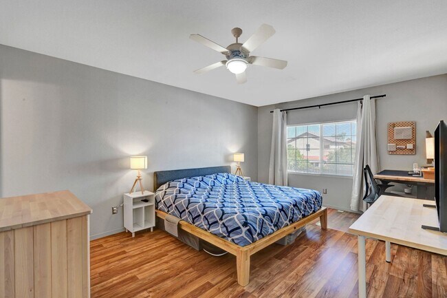 Building Photo - 2 Bedroom Condo w/ Patio & 1 Car Attached ...