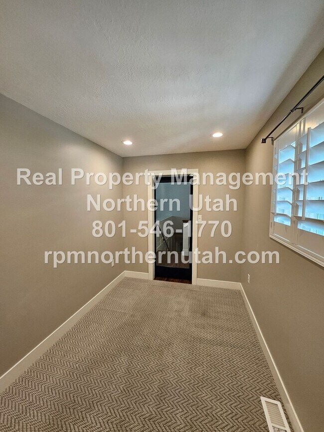 Building Photo - Stunning 5 Bedroom Home in Kaysville Now A...