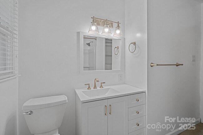 Building Photo - 540 Hoover Rd