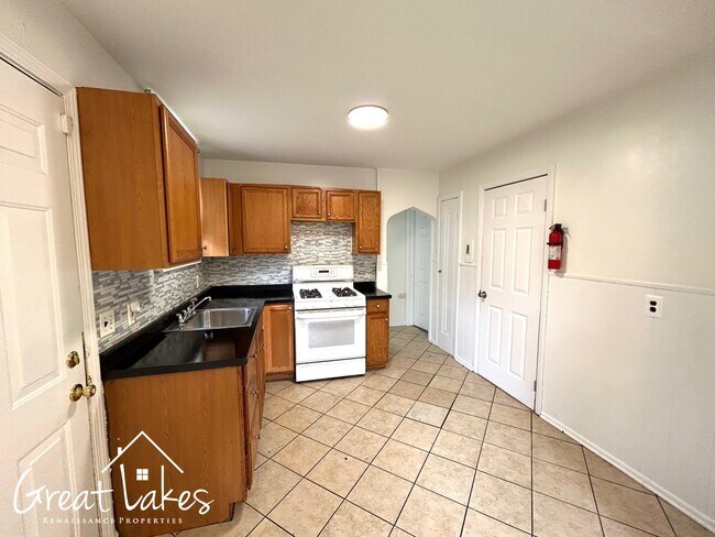 Building Photo - 5233 Farmbrook St