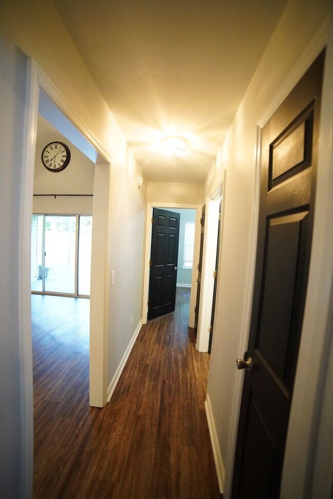 Building Photo - 3 bd / 2 ba Beauty w/2 car garage off of Apalachee Parkway