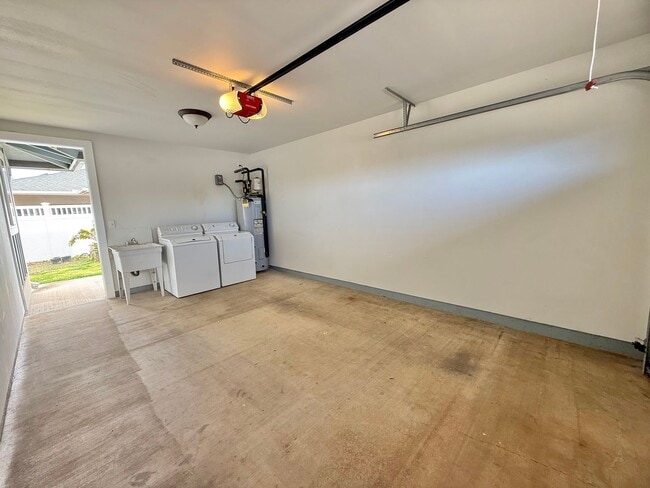 Building Photo - Partially Furnished &Renovated 2 Bedroom /...