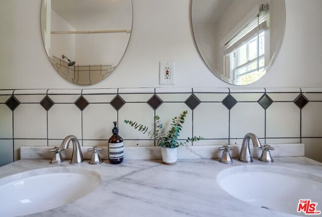 Building Photo - 2154 Willetta Ave N