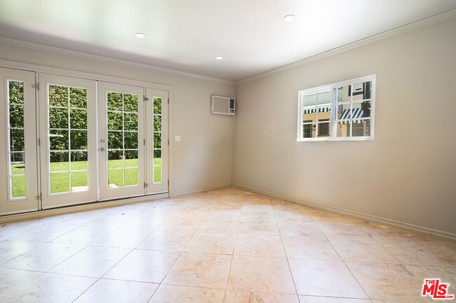 Building Photo - 121 S Poinsettia Pl