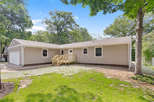 Building Photo - 1101 E Pin Oak Dr