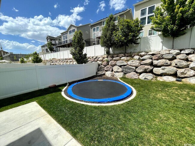 Building Photo - 616 W 4050 N