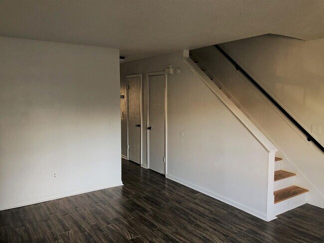 Building Photo - "Charming 2-Bed Sanctuary with Granite Acc...