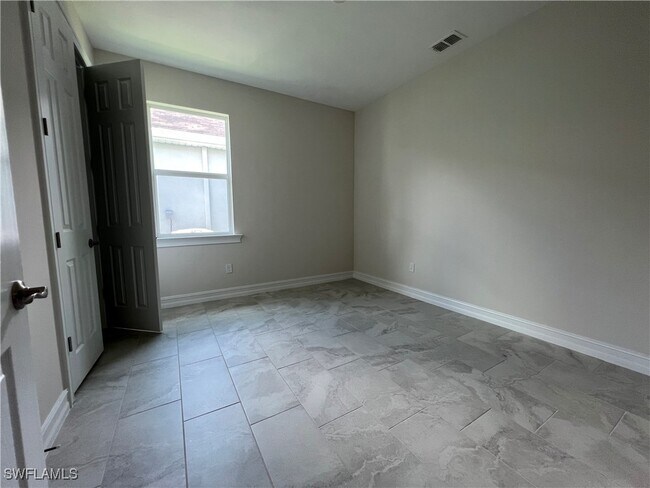 Building Photo - 331 Tamarindo Ln