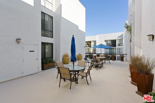 Building Photo - 906 N Doheny Dr