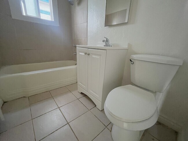 Building Photo - Locust St.