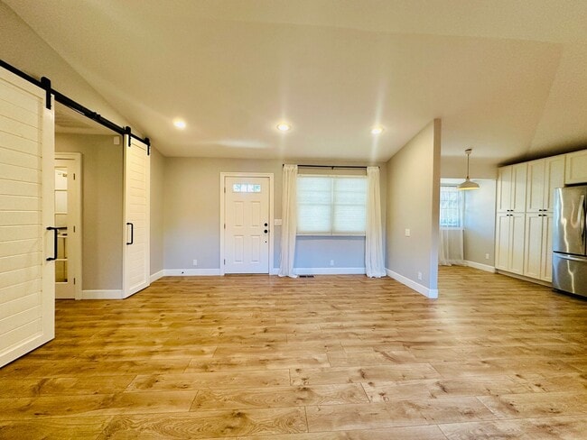 Building Photo - Beautiful Remodeled 2bd Home w/Laundry, Pr...