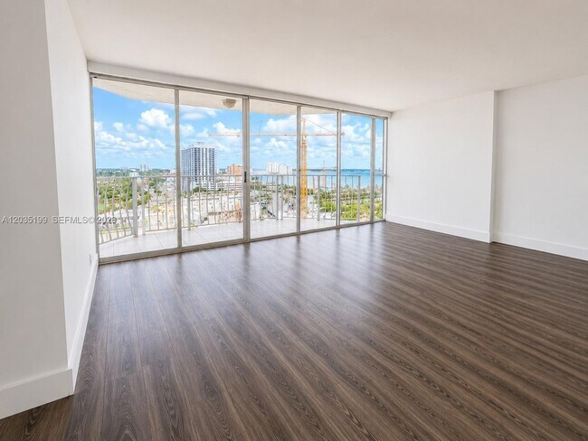 Building Photo - 7601 E Treasure Dr