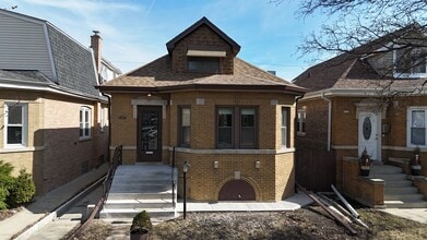Building Photo - Beautiful Home Lowell Ave.