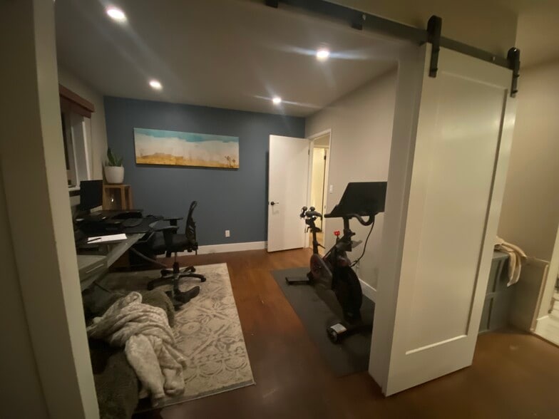 Building Photo - 1261 NE Dempsey Dr