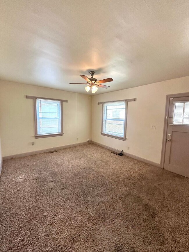 Building Photo - Cute House For Rent!