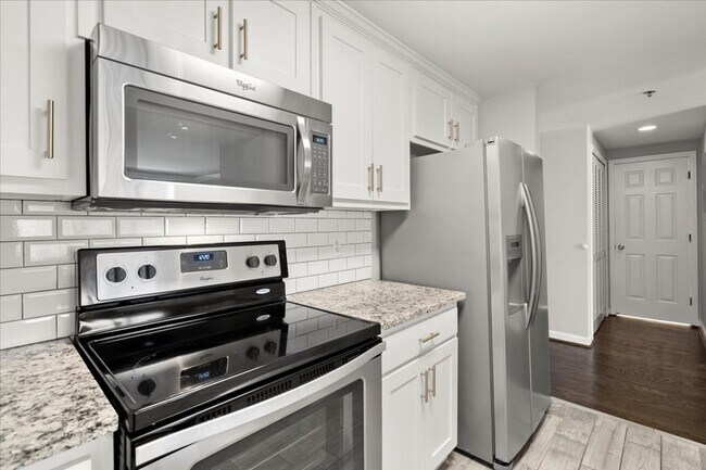 Building Photo - 3481 Lakeside Dr NE