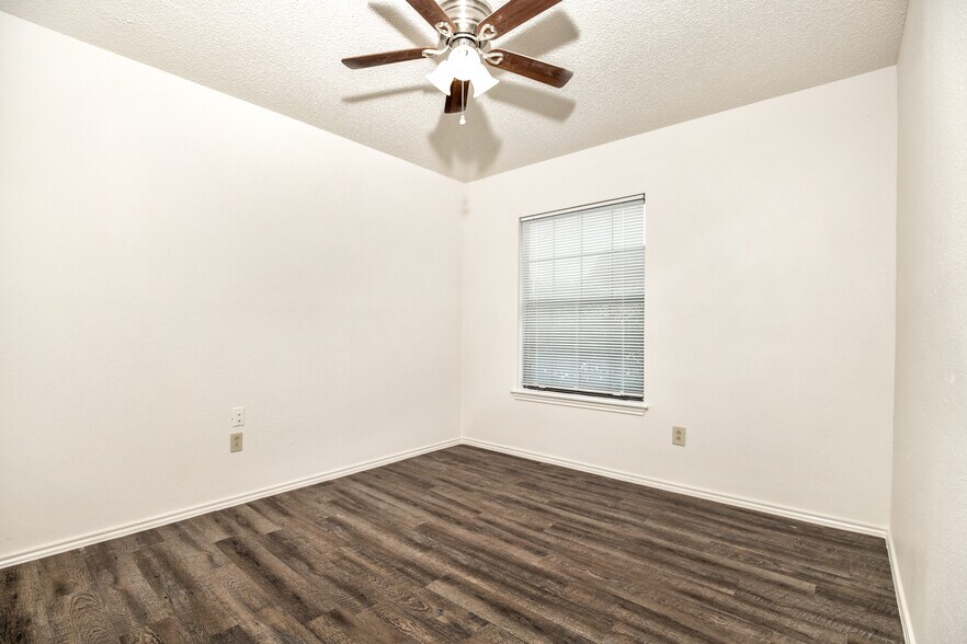 Building Photo - 1709 Huntington Dr