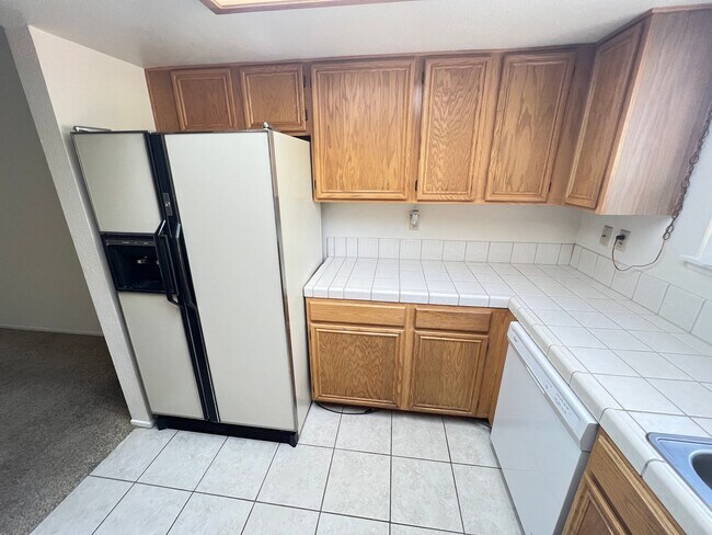 Building Photo - Spacious 2 bedroom 2nd floor unit