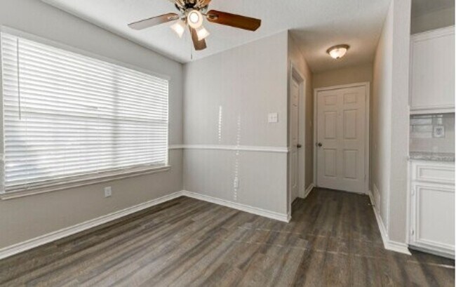 Building Photo - AVAILABLE NOW  (SECTION 8 ACCEPTED)