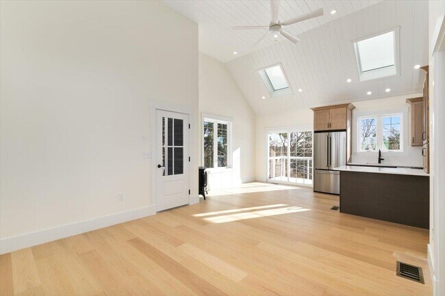 Building Photo - 639 E Broadway