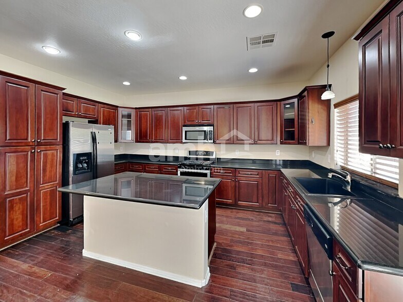 Building Photo - 2422 W Hunter Ct