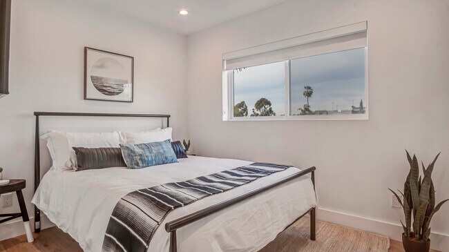 Second bedroom with queen size bed - 3154 Curts Ave