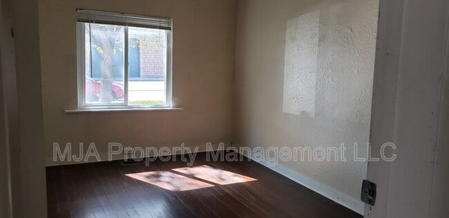 Building Photo - 1041 S 200 W