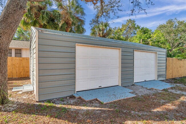Building Photo - Charming 2-Bedroom Home with Optional Over...