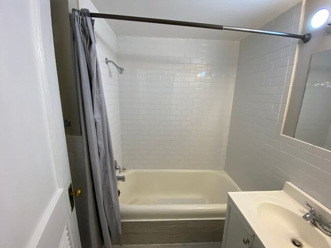 Building Photo - Sleek Studio in the Heart of Center City Available Now!