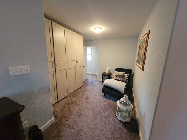 Building Photo - Beautiful & Spacious 4 bedroom, 2.5 bath h...