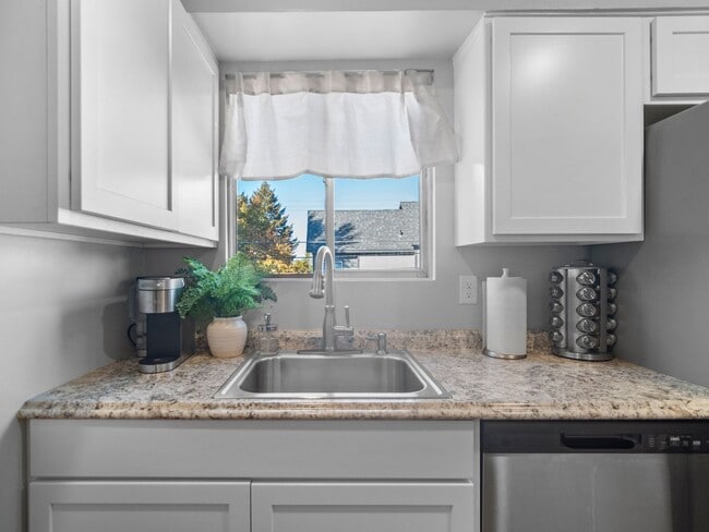 Building Photo - Comfort & Convenience in the Heart of Spok...