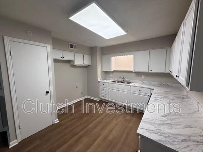 Building Photo - 2935 Briarwood Dr