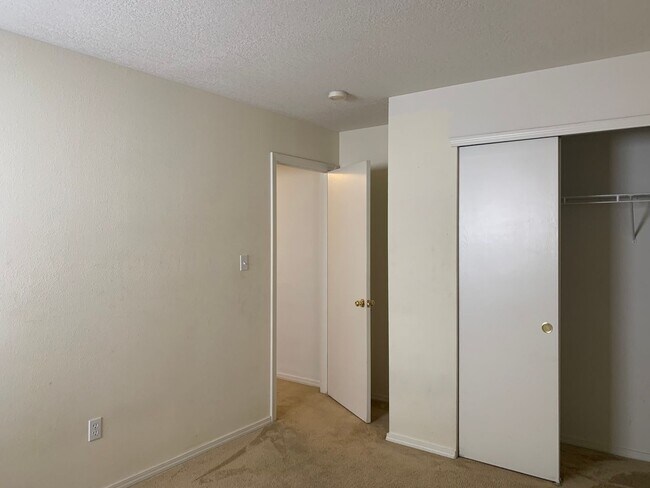 Building Photo - Charming 3 bdrm, 2 bath home