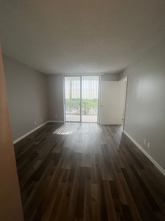 Building Photo - ONE BEDROOM ONE BATHROOM! Waterfront Commu...